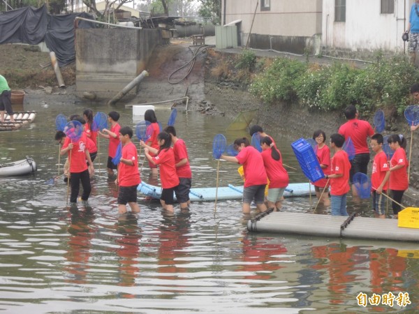 雲林家扶中心今帶領弱勢孩子到口湖體驗捕撈魚蝦。（記者陳燦坤攝）