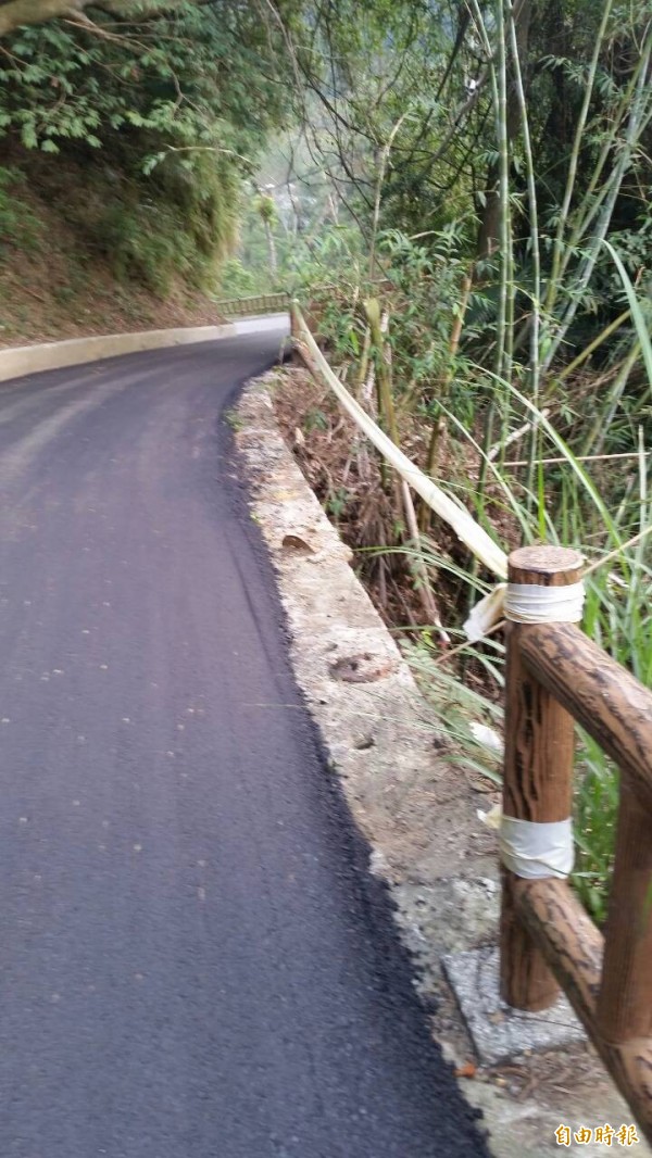 新竹縣峨眉鄉鄉民代表黃森昌、黎侑昌今天現勘發現，獅頭山風景區的獅山古道，至少有6處護欄毀損，建請通報交通部觀光局參山國家風景區管理處和峨眉鄉公所儘快處理。（記者廖雪茹攝）