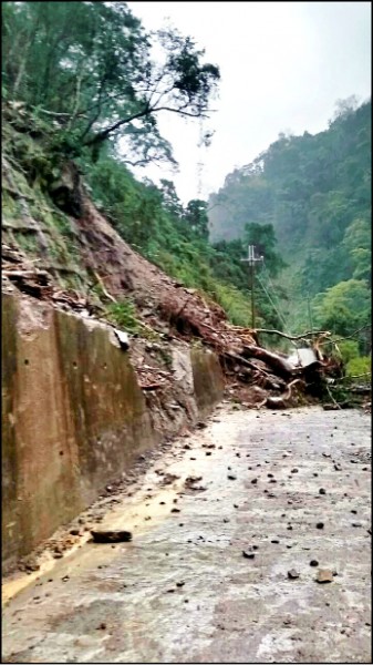 泰安龍安橋往冬瓜山道路坍方 3車受困。（記者蔡政珉翻攝）