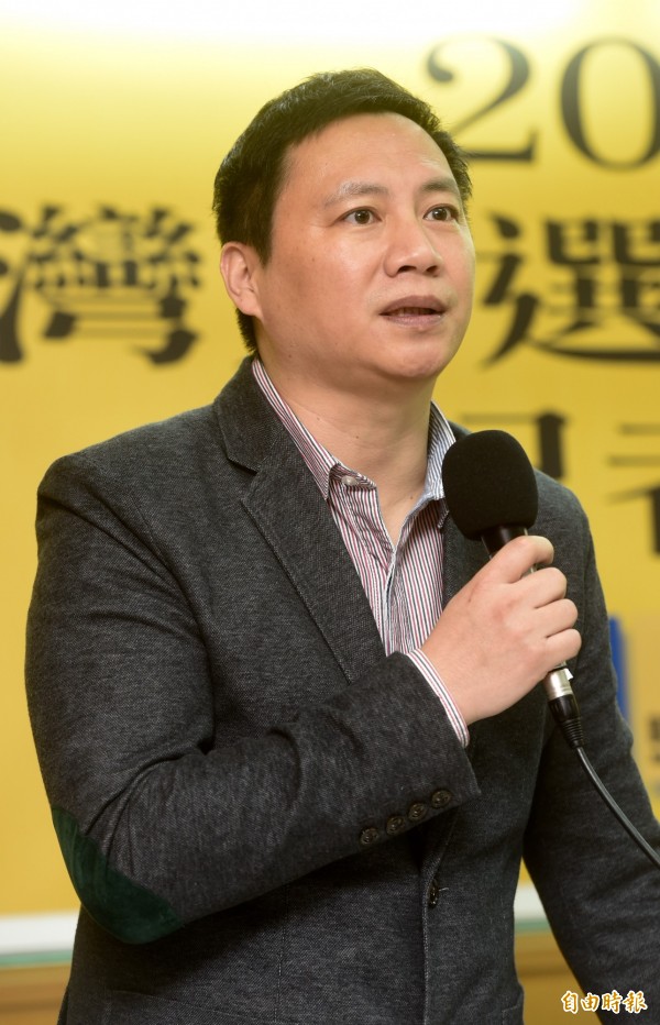 王丹指出,台灣應該不分藍綠、砲口一致對中共,但卻有些人槍口對內,讓他直嘆:「台灣要亡,必亡在內奸手裡。」(資料照,記者簡榮豐攝) 王丹指出,台灣應該不分藍綠、砲口一致對中共,但卻有些人槍口對內,讓他直嘆:「台灣要亡,必亡在內奸手裡。」(資料照,記者簡榮豐攝)