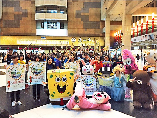 私立培德高職管弦樂團昨天前往台北車站一樓大廳演奏「小美人魚」，用音樂、舞蹈及快閃的方式，邀請台北民眾到基隆參與海洋童話季。（基隆市教育處提供）