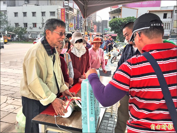 台東市昨舉辦「回收享好康、台東水噹噹」活動，市民排隊資源回收。（記者張存薇攝）