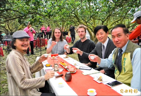 麻豆柚花藝術節在柚花樹下的茶席音樂會展開，現場設有柚花茶席品茗，藝術家們邊欣賞國樂邊品茗，充滿藝術人文氛圍，陶醉其中。（記者楊金城攝）