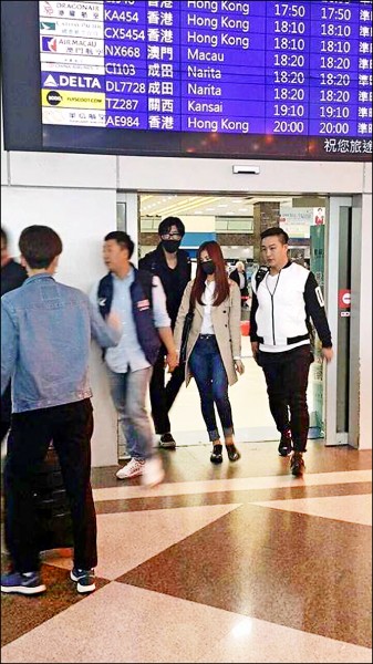 今年元月遭黃安「舉報台獨」，隨即被中國封殺的南韓女團「TWICE」成員周子瑜（中），昨搭機由南韓仁川飛抵高雄小港機場，今早將參加在台南善化國小舉行的國中同等學力測驗。（翻攝網路）