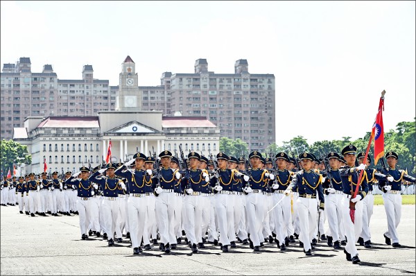 陸軍官校校友總會日前行文要求國防部提供軍校禮堂、操場、訓練槍枝與閱兵禮服，進行為期兩個半月的閱兵訓練。不過，國軍自民國九十二年起已停止踢正步，包括三軍五校院聯合畢業典禮等慶典活動分列式都採齊步走。（資料照）