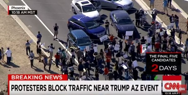 川普在亞利桑納的競選活動時，有部分選民不滿川普，直接用車擋道，一度導致塞車。（圖取自CNN）