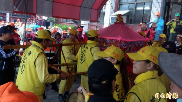 白沙屯媽祖雲林遶境，碰上萬安演習在元長分駐所休息。（記者廖淑玲攝）