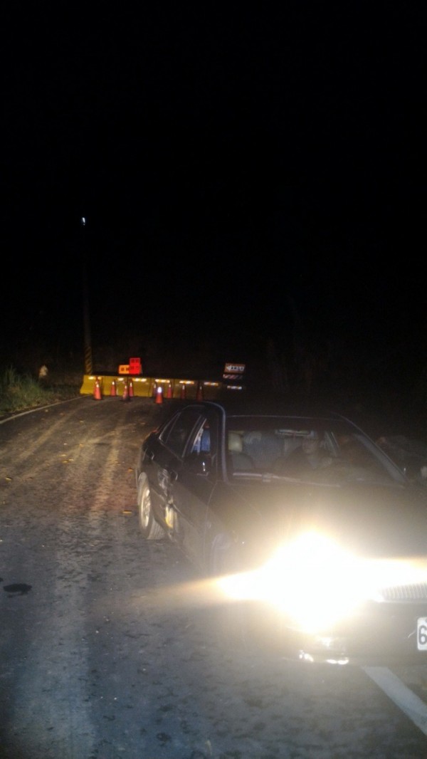 遭通緝的胡姓男子日前竊車後，昨晚開車閒晃被警方發現，往山區竄逃，發現道路施工封閉，車子掉頭後遭逮。（記者王涵平翻攝）