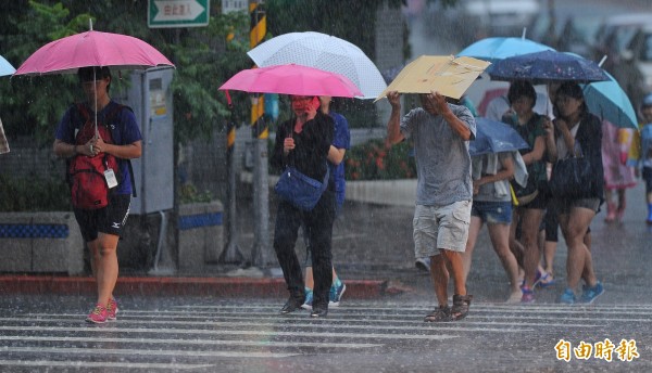 明天台灣各地白天高溫回升，各地恐有短暫降雨。（資料照，記者劉信德攝）