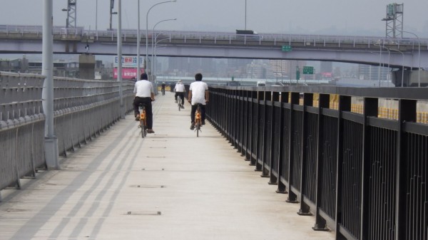 華江橋增設自行車道工程月完工，目前可開放民眾使用。（資料照，工務局提供）