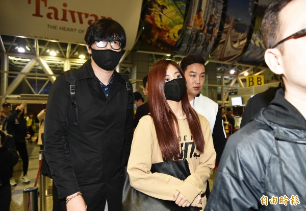 周子瑜今天清晨從高雄小港機場搭機離台，她雖帶著口罩不發一語，但可以看出她保持笑容離境。（記者張忠義攝）