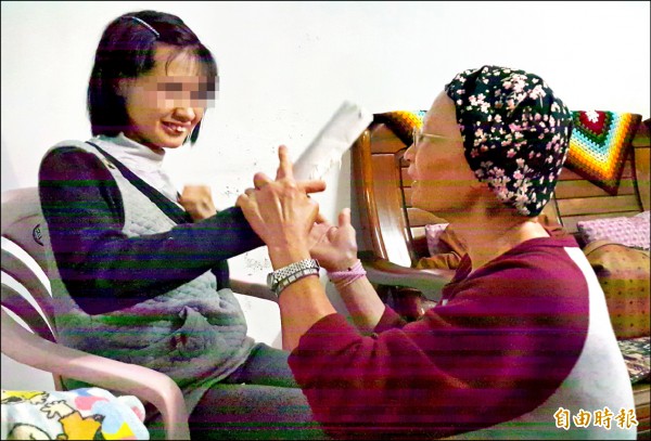 因化療掉光頭髮的阿嬤，在家與孫女哼唱兒歌，藉由音樂療癒了二人心靈。（記者陳文嬋攝）
