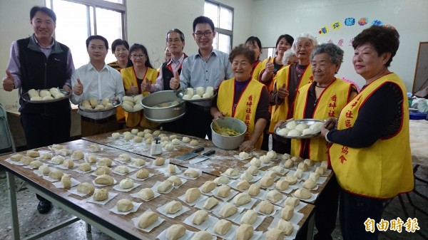 七股看坪社區關懷據點製作芋頭番薯包及饅頭。（記者劉婉君攝）