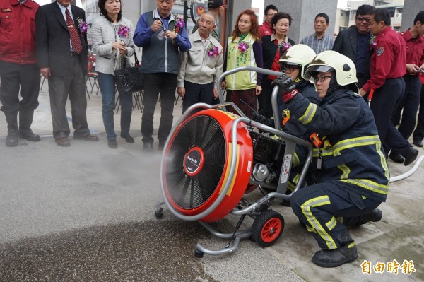 頭家厝消防分隊隊員示範使用正壓式水霧排煙機。（記者歐素美攝）