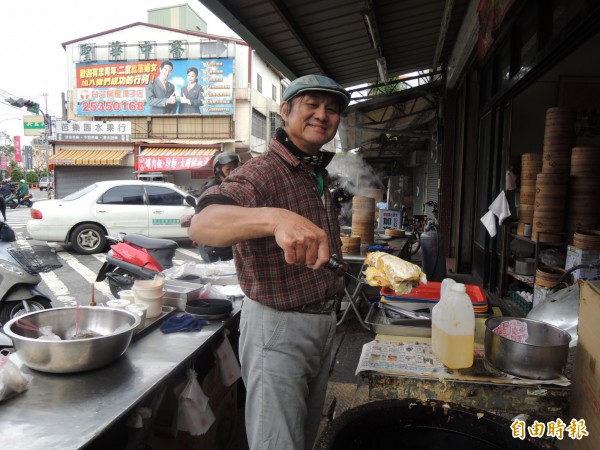 潭子區李姓早餐店老闆堅持薄利多銷，粉漿蛋餅只賣13元。（記者張軒哲攝）