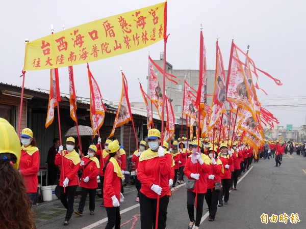 慈海宫觀世音菩薩台西海口村遶境。（記者鄭旭凱攝）