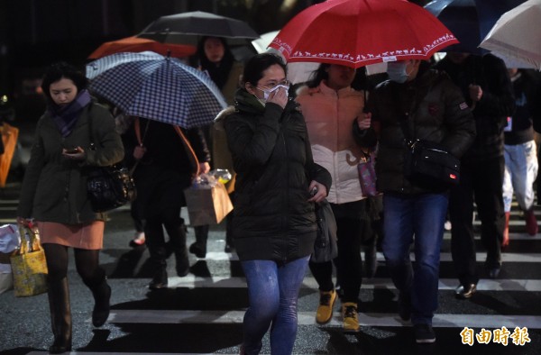 明日天氣仍持續濕冷，晚間強烈大陸冷氣團南下，日夜溫差大，中部以北及東北部地區天氣愈晚愈濕冷。（資料照，記者簡榮豐攝）