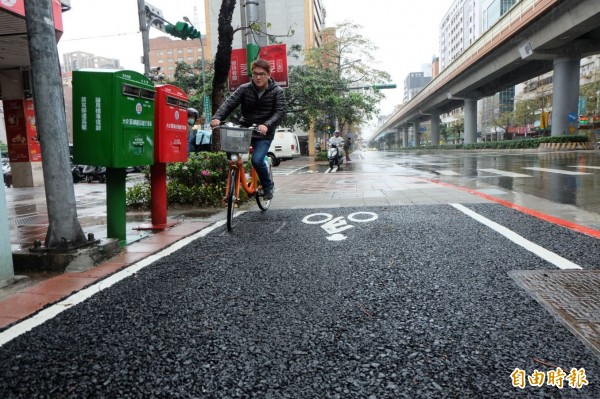 台北市的自行車專用車道政策引發熱烈討論，有人叫好、有人說壞，陳昭姿則點出難處，「報告柯P市長，我真的有困難騎自行車上班」。（資料照，記者盧姮倩攝）