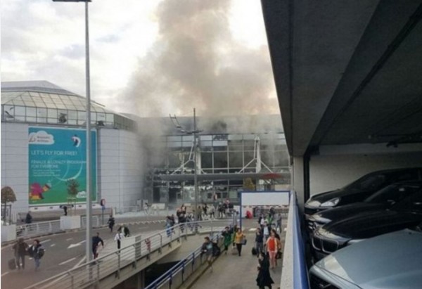比利時布魯塞爾機場傳出兩起爆炸聲響。（圖擷取自每日郵報）