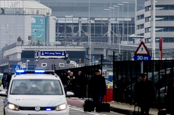 比利時布魯塞爾發生連環爆炸，旅客自機場疏散，目前消息指出，機場爆炸為自殺攻擊事件。（歐新社）