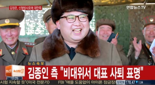 北韓最高領導人金正恩日前親自視察北韓「新型大口徑火箭砲」，對於飛彈發射成功，金正恩相當開心。（圖取自YouTube）