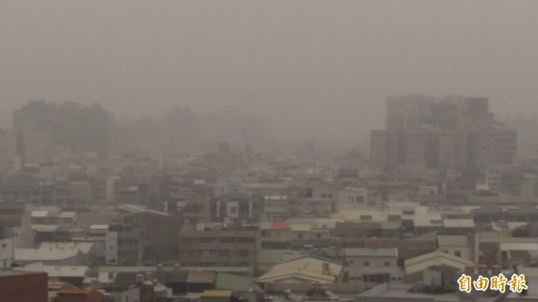 台南PM2.5又紫爆，天空霧茫茫一片。（記者蔡文居攝）
