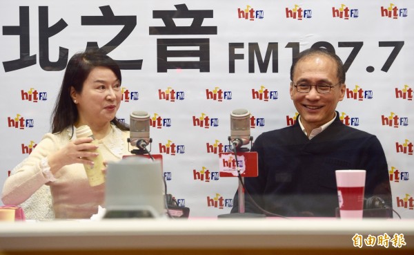 準行政院長林全（右）今接受台北之音「蔻蔻早餐」節目主持人周玉蔻（左）專訪。（記者羅沛德攝）