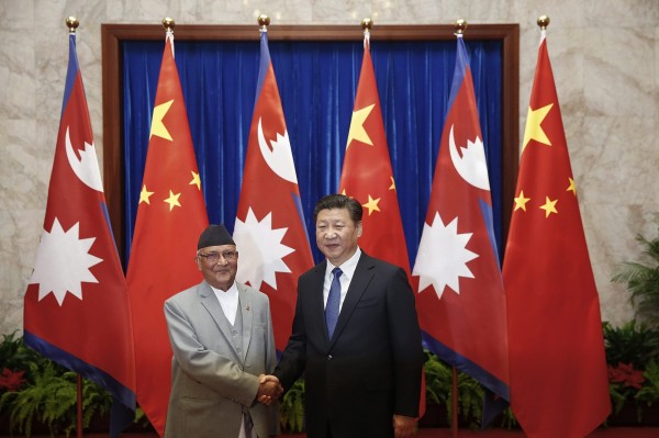 尼泊爾總理歐力（左）和中國國家主席習近平（右），本月21日在北京正式會面。（歐新社）