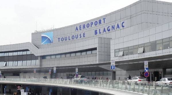 法國南部土魯斯機場（Toulouse airport）稍早傳出因為維安因素，緊急疏散旅客。（圖擷取自推特）