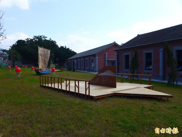 「淡水海關碼頭」園區側的大草坪區，首次開放野餐。（記者李雅雯攝）