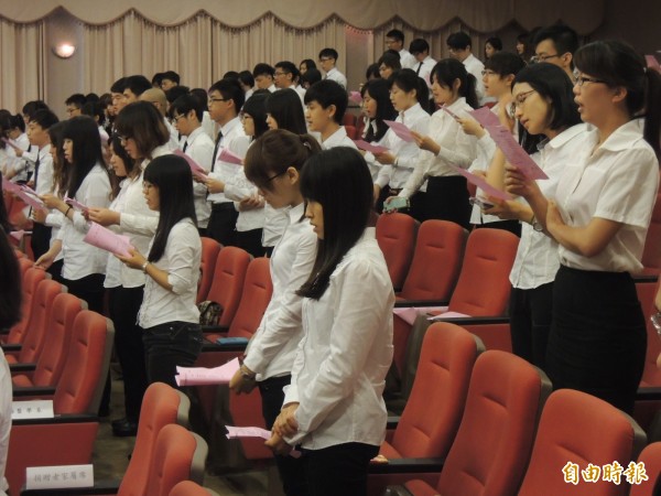高醫大醫學系學生以歌聲感謝對大體老師及家屬。（資料照，記者王榮祥攝）