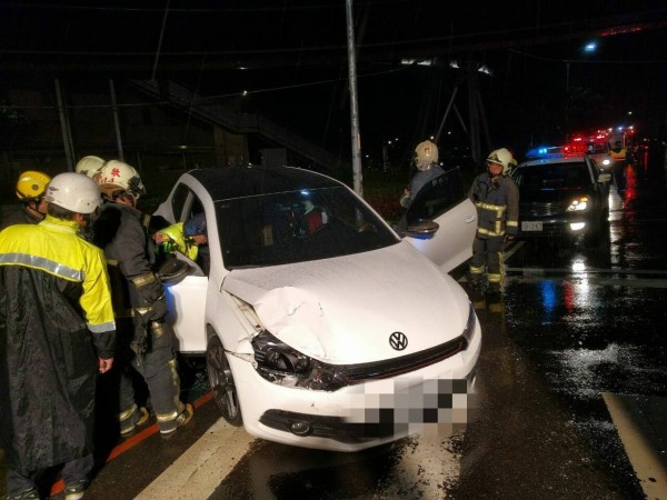 陳男雨夜自撞遭警方查獲毒品。（記者余衡翻攝）