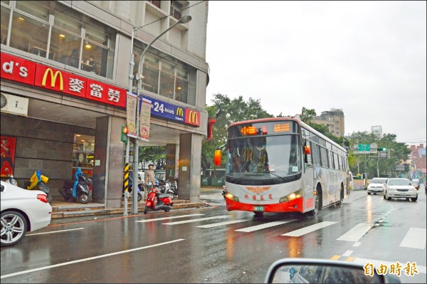 桃園市八公里免費公車，將從省道台一線試辦，圖為台一線的一路公車。（記者謝武雄攝）