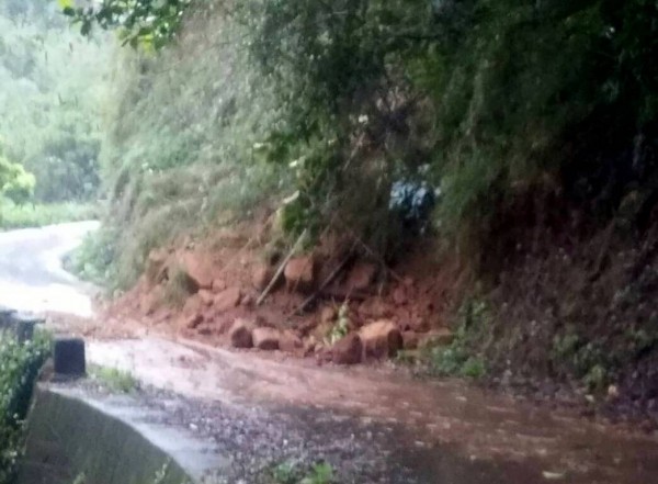 新竹縣寶山鄉北坑路底今天上午發生山坡崩塌災情，消防分隊已通知鄉公所調查。（圖由新竹縣政府消防局提供）