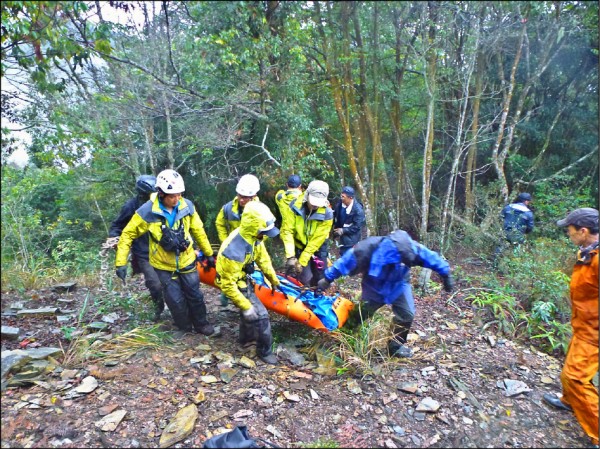 攀登關刀山失聯多日的林姓男子，23日被發現時已上吊身亡，救難人員漏夜將遺體搬運下山。（消防局提供，記者佟振國翻攝）