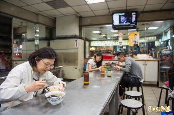 蔡英文曾在臉書PO出在桃園市中壢區楊記美食吃麵照片。（記者李容萍翻攝自蔡英文臉書）