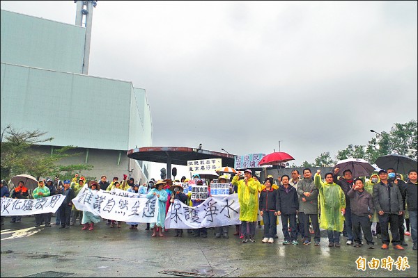 林內鄉親高舉布條，表達誓死反對林內焚化廠啟用的立場。
（記者林國賢攝）