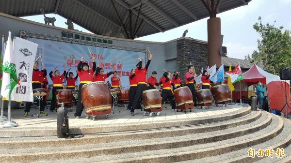 自閉症宣導活動，活動以園遊會方式進行，並邀請星星兒進行太鼓表演。（記者莊孟軒攝）