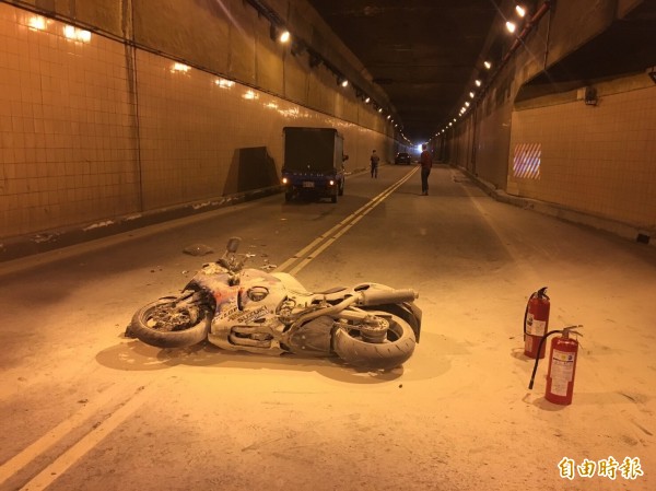 25歲黃男騎的Suzuki「隼」大型重機車在基隆路車行地下道發生車禍，一度燒起來。（記者姚岳宏攝）