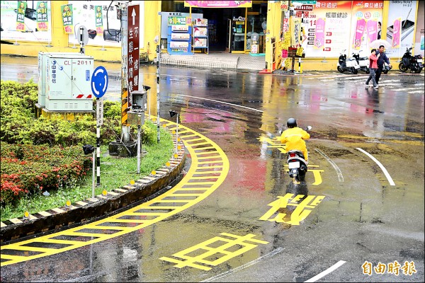 潮州鎮公所今年初在圓環內圈畫上「禁騎機車」標誌後，引發民眾不滿，直呼警察搶錢！（記者邱芷柔攝）