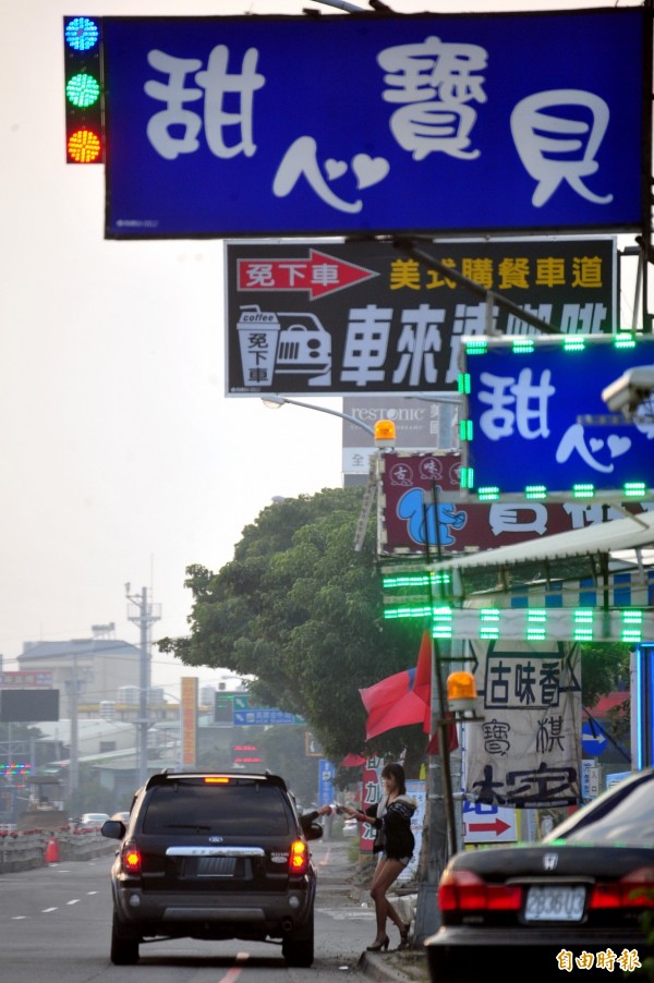 一男子對檳榔西施伸鹹豬手，台中地院認為他是累犯，且受害者尚未成年需加重量刑，依強制猥褻罪重判1年。圖與本新聞無關。（資料照，記者廖耀東攝）