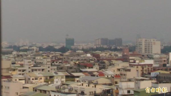 台南市今晨PM2.5又紫爆。（記者蔡文居攝）