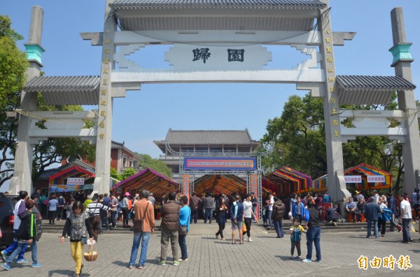 清明掃墓，數千民眾擠滿屏市歸園。（記者葉永騫攝）