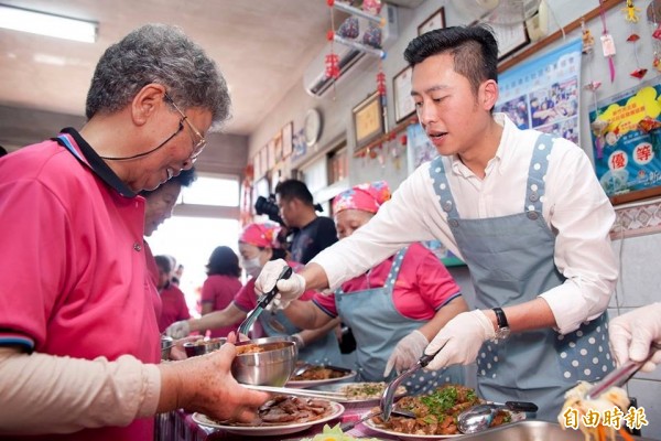 林智堅重視長輩照顧，致力推動「長青樂活健康食堂」（記者蔡彰盛攝）