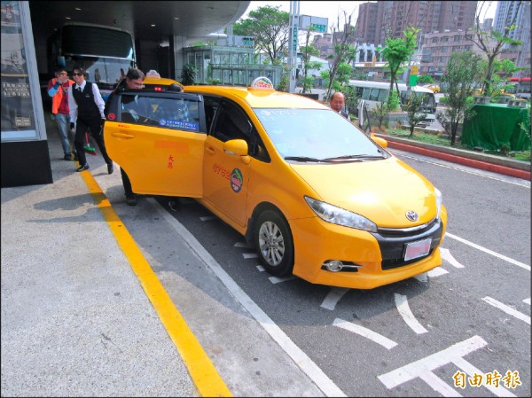 交通局規劃兩條計程車共乘路線成為「掃墓快線」，提供民眾更多選擇，圖為高鐵左營共乘計程車載客情況。（記者王榮祥攝）