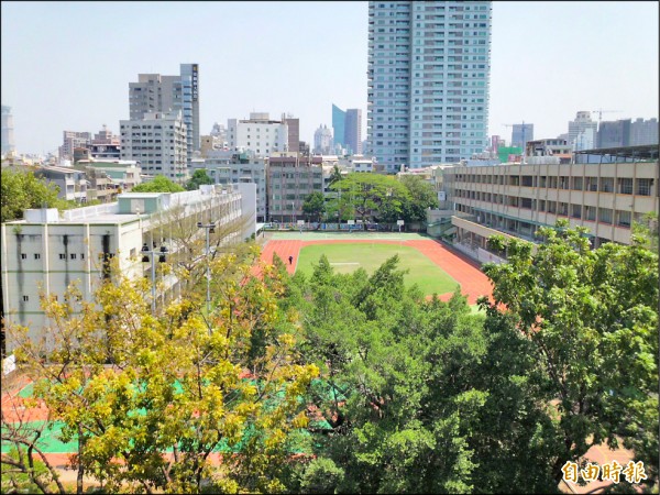 大同醫院日照中心設在大同國小後棟（左），長輩將與前棟（右）的學童一起成長。（記者洪定宏攝）