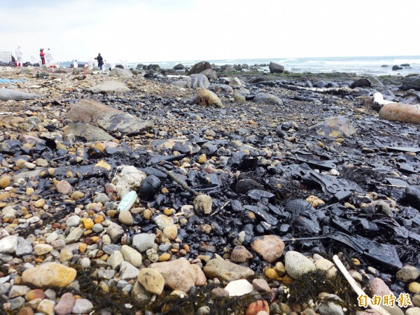 「德翔臺北」號擱淺後重油外洩，造成石門岸際線受到汙染。（資料照，記者李雅雯攝）