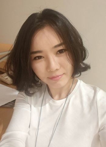 逃離北韓多年的脫北正妹李晛瑞（Hyeonseo Lee），26日罕見在中國北京公開露面，並批評中國政府在中國、北韓邊境拘捕脫北者，並把他們遣返。（圖片取自推特）