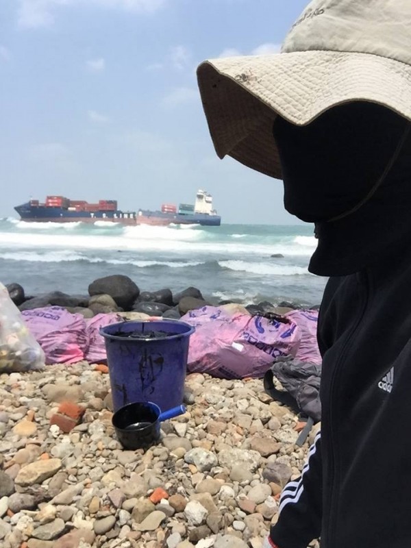常被媒體報導的環保志工老師吳文志，在這次石門油汙危機再次以行動付出，親自到油污海岸現場協助清理。（圖擷自吳文志臉書）