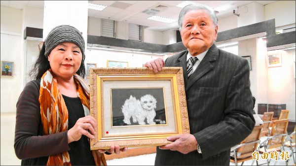 92歲高齡的蘇榮林5年來創作出100幅油畫，「蛻變小白」是他的第一幅油畫作品。
（記者湯世名攝）